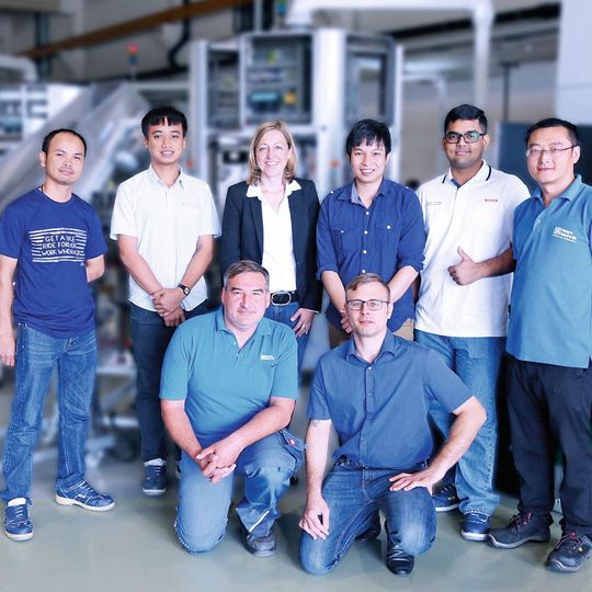Sandra Lutzenberger, Projektmanagerin bei der Teamtechnik Automation mit Kollegen und zukünftigen Anlagenbedienern von Bosch Thailand, die an der neuen Anlage geschult werden. Sandra Lutzenberger, Projektmanagerin bei der Teamtechnik Automation mit Kollegen und zukünftigen Anlagenbedienern von Bosch Thailand, die an der neuen Anlage geschult werden.