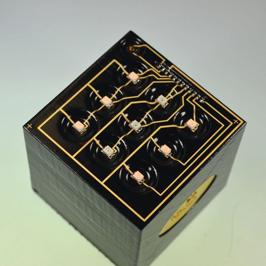 Abbildung 2: Bei dem hybriden Technologiedemonstrator sind SMD-LEDs in einer Vertiefung direkt auf dem MID aufgebaut, die Steuerungselektronik ist auf einer Leiterplatte integriert. Abbildung 2: Bei dem hybriden Technologiedemonstrator sind SMD-LEDs in einer Vertiefung direkt auf dem MID aufgebaut, die Steuerungselektronik ist auf einer Leiterplatte integriert.