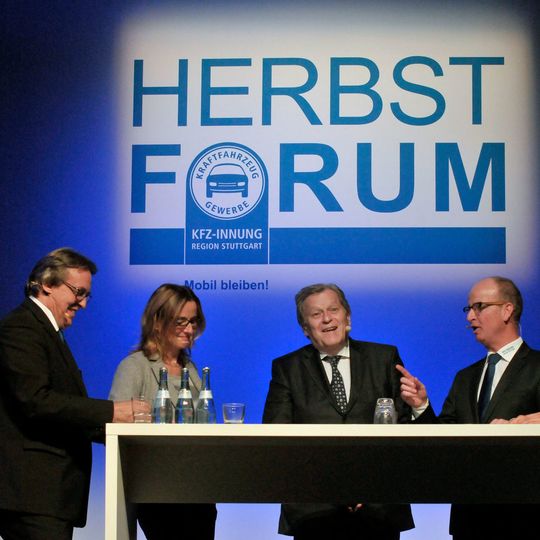 Rege Diskussion: (v.li.) Obermeister Torsten Treiber, Staatssekretärin Katrin Schütz, Autoexperte Norbert Haug und Innungsgeschäftsführer Christian Reher. Rege Diskussion: (v.li.) Obermeister Torsten Treiber, Staatssekretärin Katrin Schütz, Autoexperte Norbert Haug und Innungsgeschäftsführer Christian Reher.