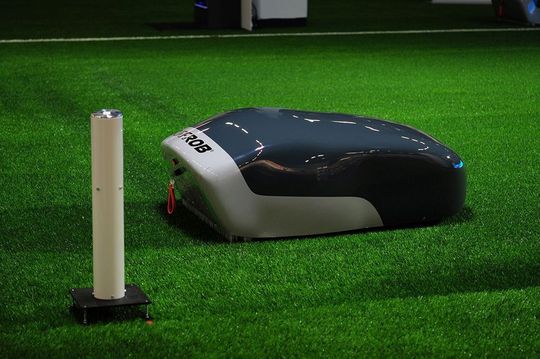 Mittels Funk kann der Robobter durch flexibel aufgestellte Sender seine Position sehr genau bestimmen. Mittels Funk kann der Robobter durch flexibel aufgestellte Sender seine Position sehr genau bestimmen.