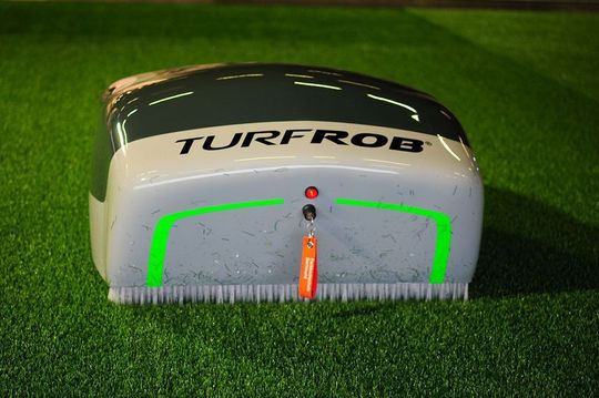 Der Roboter „TurfRob“ der TU Dortmund reinigt und pflegt Kunstrasen gründlich. Der Roboter „TurfRob“ der TU Dortmund reinigt und pflegt Kunstrasen gründlich.