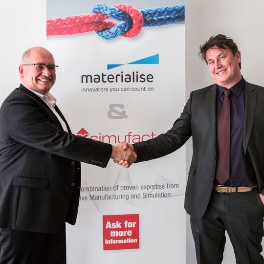 Hendrik Schafstall, CTO von Simufact Engineering und Stefaan Motte, Vice President Software bei Materialise, besiegeln die Zusammenarbeit für eine besser Simulation der Stützstrukturen im 3D-Metalldruck. Hendrik Schafstall, CTO von Simufact Engineering und Stefaan Motte, Vice President Software bei Materialise, besiegeln die Zusammenarbeit für eine besser Simulation der Stützstrukturen im 3D-Metalldruck.