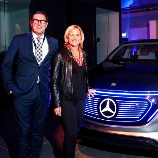 Zur Neueröffnung der Mercedes-Benz-Niederlassung Mannheim kamen unter anderem Bürgermeister Michael Grötsch und Daimler-Vorstand Britta Seeger. Zur Neueröffnung der Mercedes-Benz-Niederlassung Mannheim kamen unter anderem Bürgermeister Michael Grötsch und Daimler-Vorstand Britta Seeger.