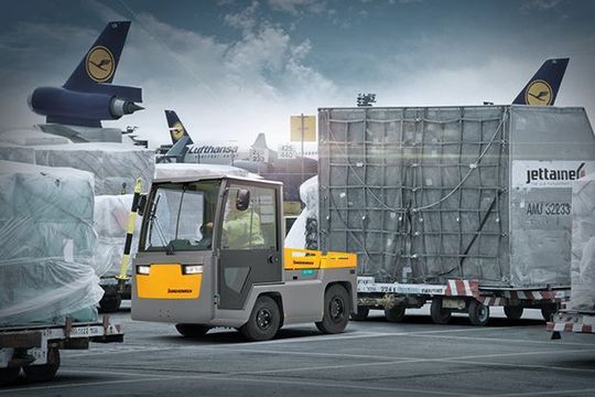 Der neue Elektro-Sitzschlepper EZS 7820 von Jungheinrich ist mit 28 t Zugleistung insbesondere für den Außeneinsatz an Flughäfen geeignet. Der neue Elektro-Sitzschlepper EZS 7820 von Jungheinrich ist mit 28 t Zugleistung insbesondere für den Außeneinsatz an Flughäfen geeignet.