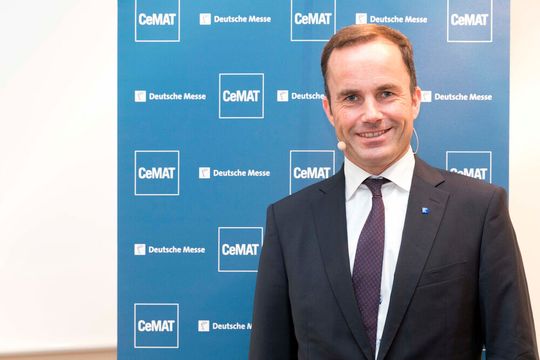 Jochen Köckler, Vorstandsvorsitzender der Deutschen Messe AG: «Industrie 4.0 und Logistik-4.0-Lösungen sind bereits heute erhältlich und können im eigenen Unternehmen implementiert werden.» Jochen Köckler, Vorstandsvorsitzender der Deutschen Messe AG: «Industrie 4.0 und Logistik-4.0-Lösungen sind bereits heute erhältlich und können im eigenen Unternehmen implementiert werden.»