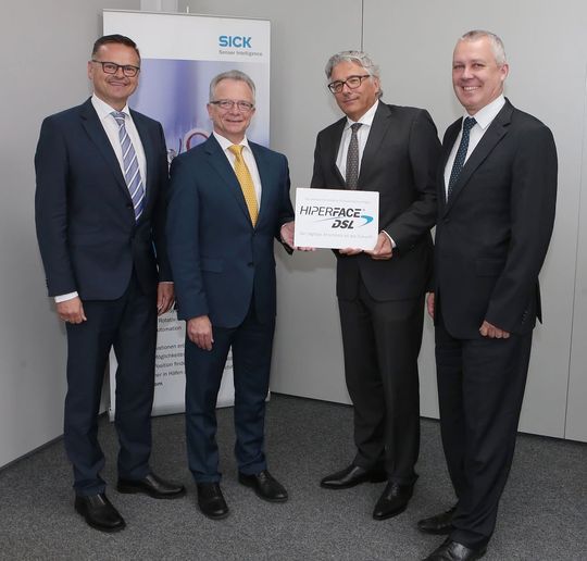 Die Schnittstelle Hiperface DSL wird von Baumer implementiert. Von links: Rolf Wagner, Sick Stegmann, Dr. Bernd Cordes, Sick Stegmann, Prof. Johann Pohany, Baumer, sowie Dr. Michael Schneider, Baumer. Die Schnittstelle Hiperface DSL wird von Baumer implementiert. Von links: Rolf Wagner, Sick Stegmann, Dr. Bernd Cordes, Sick Stegmann, Prof. Johann Pohany, Baumer, sowie Dr. Michael Schneider, Baumer.