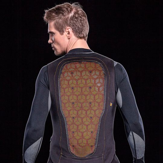 Die neue ärmellose Protektor-Jacke „Kastor 2.0“ kann laut Rukka ohne Verrutschen unter der Motorradschutzkleidung getragen werden. Die neue ärmellose Protektor-Jacke „Kastor 2.0“ kann laut Rukka ohne Verrutschen unter der Motorradschutzkleidung getragen werden.