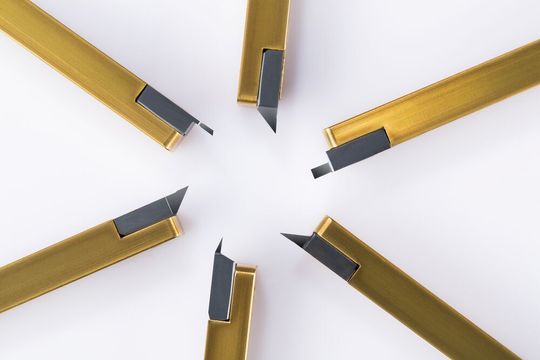 Schneidplatten aus dem Werkzeugsystem S274 mit dem speziellen Schliff „µ-Finish“ für die Bearbeitung von Miniteilen. Schneidplatten aus dem Werkzeugsystem S274 mit dem speziellen Schliff „µ-Finish“ für die Bearbeitung von Miniteilen.