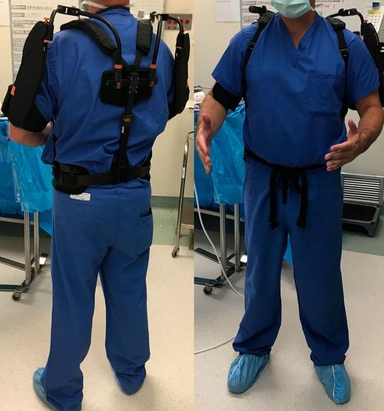 Assistenzarzt und Hauptoperateur – beide tragen bei einer laparoskopischen Operation den Airframe unter ihrer sterilen Kleidung. Assistenzarzt und Hauptoperateur – beide tragen bei einer laparoskopischen Operation den Airframe unter ihrer sterilen Kleidung.