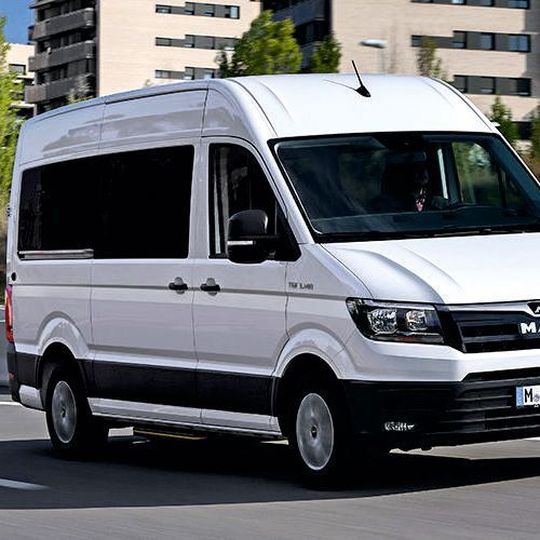 In den Fahrgastraum des TGE Shuttlebus gelangt man über eine aus- und einfahrende Trittstufe. In den Fahrgastraum des TGE Shuttlebus gelangt man über eine aus- und einfahrende Trittstufe.