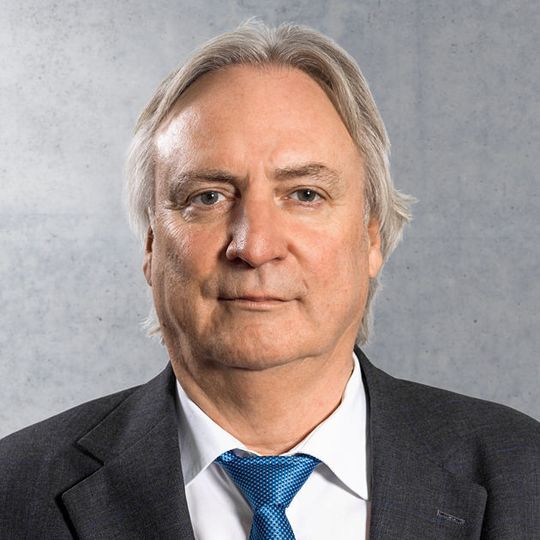 Der Technologievorstand der Schaeffler Gruppe, Prof. Dr. Peter Gutzmer, wurde vom Vorstand der Forschungsvereinigung Verbrennungskraftmaschinen zum neuen Vorsitzenden gewählt. Der Technologievorstand der Schaeffler Gruppe, Prof. Dr. Peter Gutzmer, wurde vom Vorstand der Forschungsvereinigung Verbrennungskraftmaschinen zum neuen Vorsitzenden gewählt.