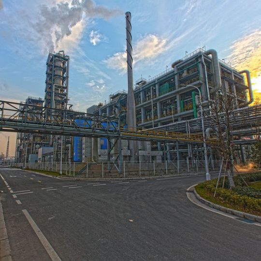 Die Polycarbonat-Anlage in Ningbo/China ging 2015 erfolgreich in Betrieb. Sie arbeitet mit der phosgenfreien Polycarbonat-Technologie der EPC Group. Die Polycarbonat-Anlage in Ningbo/China ging 2015 erfolgreich in Betrieb. Sie arbeitet mit der phosgenfreien Polycarbonat-Technologie der EPC Group.