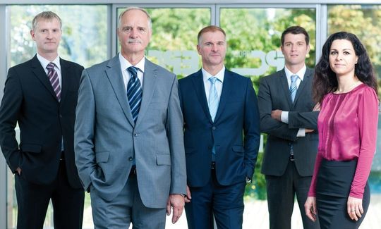 Die Familie Henkel steht für jahrzehntelange Erfahrung und eine große Begeisterungsfähigkeit für ingenieurtechnische Herausforderungen (v.l.n.r.: Ulf, Peter, Jens, Tim und Nadine Henkel). Die Familie Henkel steht für jahrzehntelange Erfahrung und eine große Begeisterungsfähigkeit für ingenieurtechnische Herausforderungen (v.l.n.r.: Ulf, Peter, Jens, Tim und Nadine Henkel).