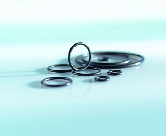 Die Entwickler des Dichtungswerkstoffs Vi 840 von C. Otto Gehrckens durften sich über die beliebte Glastrophäe freuen. Die Elastomer-Innovation ist ein normkonformer FKM-Dichtungswerkstoff nach DIN EN 14141 und bedient damit erstmals eine zentrale Branchenanforderung. Der kälteflexible FKM-Compound kann bis –46 °C eingesetzt werden. Die Entwickler des Dichtungswerkstoffs Vi 840 von C. Otto Gehrckens durften sich über die beliebte Glastrophäe freuen. Die Elastomer-Innovation ist ein normkonformer FKM-Dichtungswerkstoff nach DIN EN 14141 und bedient damit erstmals eine zentrale Branchenanforderung. Der kälteflexible FKM-Compound kann bis –46 °C eingesetzt werden.