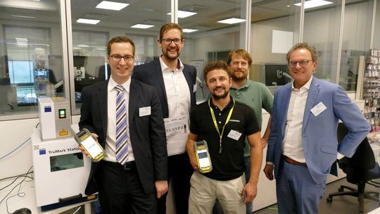 Das Team hinter dem Demonstrator (v. l.): Thomas Kuckelkorn, BCT Deutschland, Christian Maasem, Center Connected Industry, Daniel Morosini, Cognex, Torsten Kempf, Cognex, Jos Bischoff, BCT Deutschland.