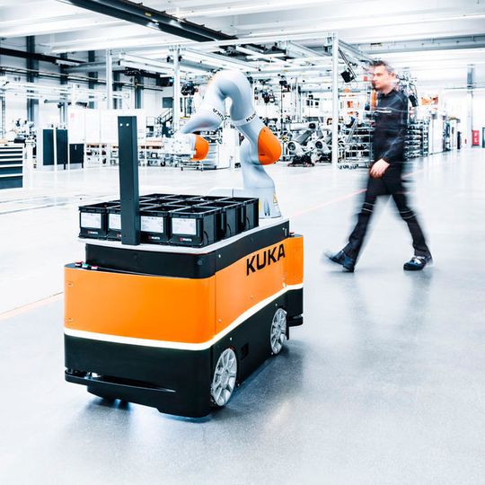 Der „KMR iiwa“ ist ein mobiler Roboter. Er navigiert automatisch durch die Fertigung. Der „KMR iiwa“ ist ein mobiler Roboter. Er navigiert automatisch durch die Fertigung.