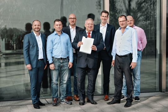 Repräsentanten der Gründungsmitglieder von OpenLR e.V. (von links nach rechts): Oliver Jesorsky, Elektrobit; Sven Baselau und Klaus Lütkemeier, TomTom; Thomas Kusche-Knecevic, TISA; Tobias Engelen, Elektrobit; und Ralf-Peter Schäfer und Andreas Erwig, TomTom. Repräsentanten der Gründungsmitglieder von OpenLR e.V. (von links nach rechts): Oliver Jesorsky, Elektrobit; Sven Baselau und Klaus Lütkemeier, TomTom; Thomas Kusche-Knecevic, TISA; Tobias Engelen, Elektrobit; und Ralf-Peter Schäfer und Andreas Erwig, TomTom.