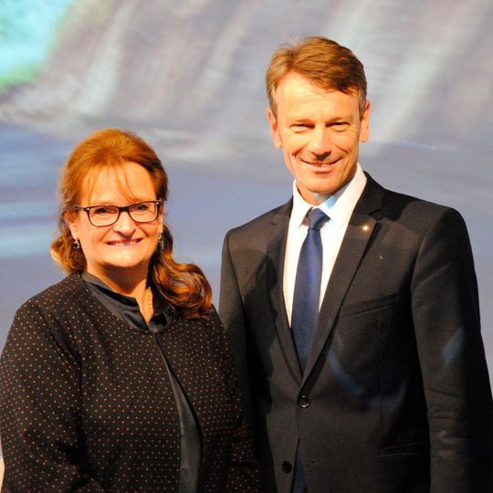 Gutes Führungs-Duo: Verbandspräsidentin Sylke Eßer-Bruß und Uwe Hochgeschurtz, Chef von Renault Deutschland. Gutes Führungs-Duo: Verbandspräsidentin Sylke Eßer-Bruß und Uwe Hochgeschurtz, Chef von Renault Deutschland.