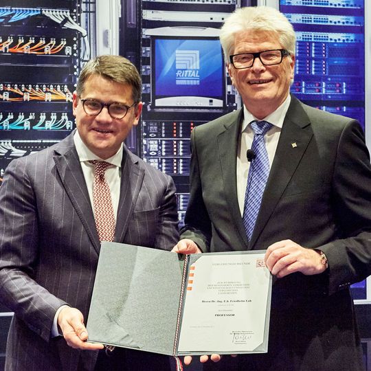 Stellvertretend für das Land Hessen verlieh Boris Rhein, Minister für Wissenschaft und Kunst Hessen (links), Dr. Friedhelm Loh wegen seiner Verdienste um Wissenschaft und Kunst den Ehrentitel Professor. Stellvertretend für das Land Hessen verlieh Boris Rhein, Minister für Wissenschaft und Kunst Hessen (links), Dr. Friedhelm Loh wegen seiner Verdienste um Wissenschaft und Kunst den Ehrentitel Professor.
