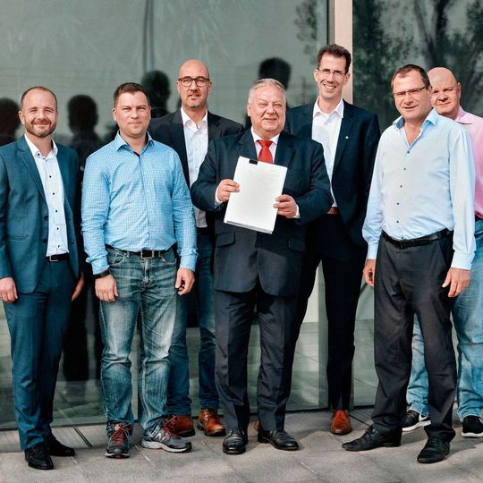 Repräsentanten der Gründungsmitglieder von OpenLR e.V. (v.l.n.r.): Oliver Jesorsky (Elektrobit), Sven Baselau, Klaus Lütkemeier (beide Tomtom), Thomas Kusche-Knecevic (TISA), Tobias Engelen (Elektrobit), Ralf-Peter Schäfer und Andreas Erwig (beide Tomtom). Repräsentanten der Gründungsmitglieder von OpenLR e.V. (v.l.n.r.): Oliver Jesorsky (Elektrobit), Sven Baselau, Klaus Lütkemeier (beide Tomtom), Thomas Kusche-Knecevic (TISA), Tobias Engelen (Elektrobit), Ralf-Peter Schäfer und Andreas Erwig (beide Tomtom).