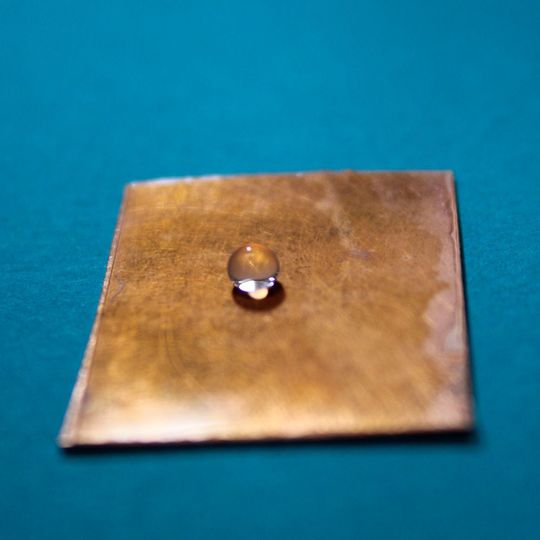 Lotuseffekt auf einer Kupferdünnschicht: Der neue Werkstoff Fluoropor, den Wissenschaflter am KIT entwickelt haben, soll sich als Beschichtung durch eine hohe Abriebfestigkeit auszeichnen. Lotuseffekt auf einer Kupferdünnschicht: Der neue Werkstoff Fluoropor, den Wissenschaflter am KIT entwickelt haben, soll sich als Beschichtung durch eine hohe Abriebfestigkeit auszeichnen.