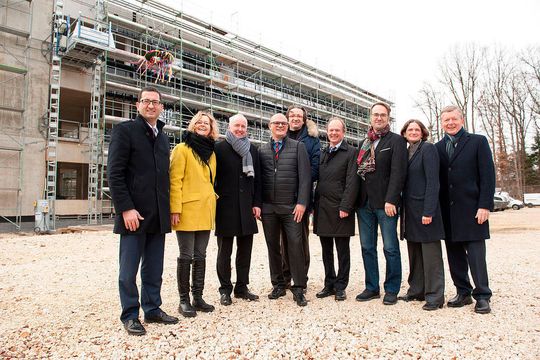 Freude über das ZQB-Richtfest (v.l.): Ulms Finanzbürgermeister Martin Bendel, Angela Wehling und Wilmuth Lindenthal (beide VBA, Amt Ulm), MWK-Amtschef Ulrich Steinbach, Prof. Fedor Jelezko (BioQ/ ZQB), Universitätspräsident Prof. Michael Weber, Prof. Martin Plenio (BioQ/ ZQB), Prof. Tanja Weil (BioQ/ZQB) und Uni-Kanzler Dieter Kaufmann. Freude über das ZQB-Richtfest (v.l.): Ulms Finanzbürgermeister Martin Bendel, Angela Wehling und Wilmuth Lindenthal (beide VBA, Amt Ulm), MWK-Amtschef Ulrich Steinbach, Prof. Fedor Jelezko (BioQ/ ZQB), Universitätspräsident Prof. Michael Weber, Prof. Martin Plenio (BioQ/ ZQB), Prof. Tanja Weil (BioQ/ZQB) und Uni-Kanzler Dieter Kaufmann.
