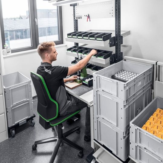 Die Ablagen an den avero Einzelarbeitsplätze lassen sich ergonomisch günstig positionieren. Die Ablagen an den avero Einzelarbeitsplätze lassen sich ergonomisch günstig positionieren.
