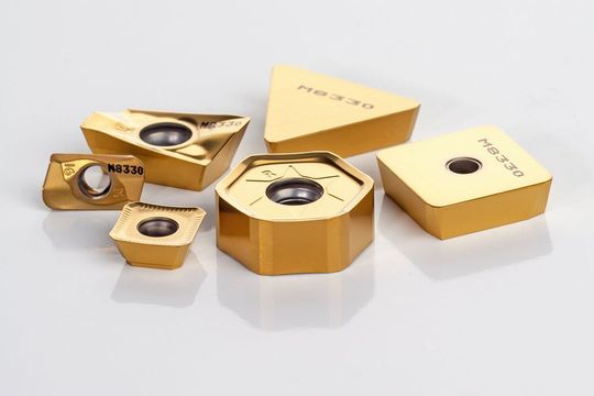 La nouvelle nuance M8330 constitue une option extrêmement fiable et polyvalente pour usiner les aciers et la fonte avec ou sans refroidissement. La nouvelle nuance M8330 constitue une option extrêmement fiable et polyvalente pour usiner les aciers et la fonte avec ou sans refroidissement.