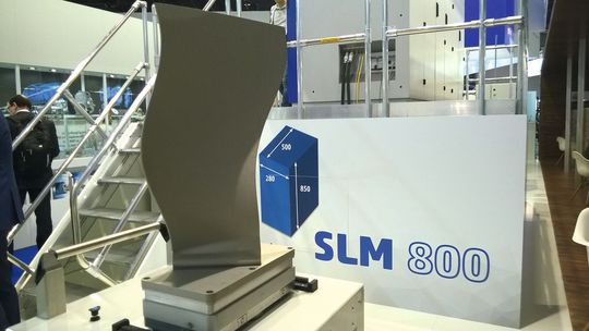 Mit der neuen Laserschmelzanlage SLM 800 von SLM Solutions können metallische Bauteile mit den Abmaßen 280 x 500 x 850 generiert werden. Mit der neuen Laserschmelzanlage SLM 800 von SLM Solutions können metallische Bauteile mit den Abmaßen 280 x 500 x 850 generiert werden.