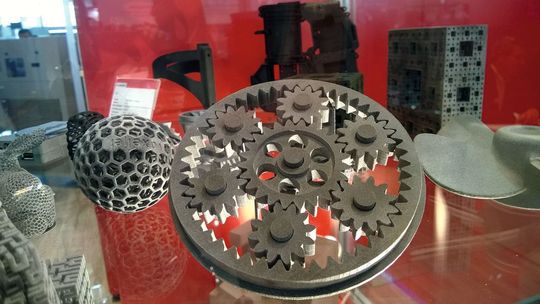 Voxeljet hat das High Speed Sintering (HSS)-Verfahren erstmals auf der Formnext 2017 dem breiten Publikum vorgestellt. Hierbei handelt es sich um einen thermoplastischen Binder Jetting Prozess, mit dessen Hilfe voll funktionsfähige Prototypen und Endverbraucherteile werkzeuglos gefertigt werden können. Voxeljet hat das High Speed Sintering (HSS)-Verfahren erstmals auf der Formnext 2017 dem breiten Publikum vorgestellt. Hierbei handelt es sich um einen thermoplastischen Binder Jetting Prozess, mit dessen Hilfe voll funktionsfähige Prototypen und Endverbraucherteile werkzeuglos gefertigt werden können.