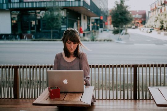 Wie sieht unsere Arbeit in Zukunft aus? Der Fokus auf die aufgabenfixierte berufliche Tätigkeit ist nur eine Veränderung, die zu erwarten ist. Wie sieht unsere Arbeit in Zukunft aus? Der Fokus auf die aufgabenfixierte berufliche Tätigkeit ist nur eine Veränderung, die zu erwarten ist.