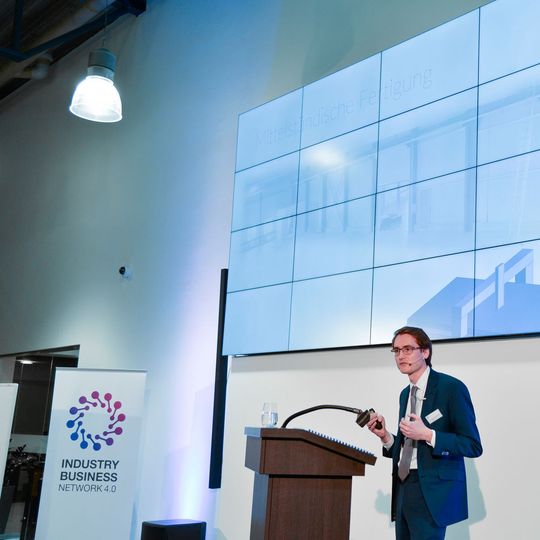 Konstantin Kernschmidt, Projektmanager Industrie 4.0, stellte den neuen Industriestandard IF4.0 und Industry Fusion vor. Die einzigartige Lösung ermöglicht die herstellerübergreifende Vernetzung von Anlagen in einer industriellen Fertigung. Konstantin Kernschmidt, Projektmanager Industrie 4.0, stellte den neuen Industriestandard IF4.0 und Industry Fusion vor. Die einzigartige Lösung ermöglicht die herstellerübergreifende Vernetzung von Anlagen in einer industriellen Fertigung.