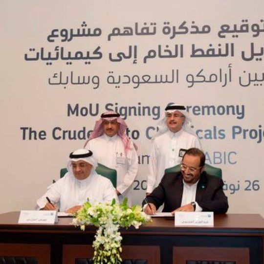 Vertreter von Sabic und Saudi Aramco unterzeichnen eine Absichtserklärung. Bis 2025 soll der weltgrößte Chemiekomplex in Saudi Arabien gebaut werden. Vertreter von Sabic und Saudi Aramco unterzeichnen eine Absichtserklärung. Bis 2025 soll der weltgrößte Chemiekomplex in Saudi Arabien gebaut werden.