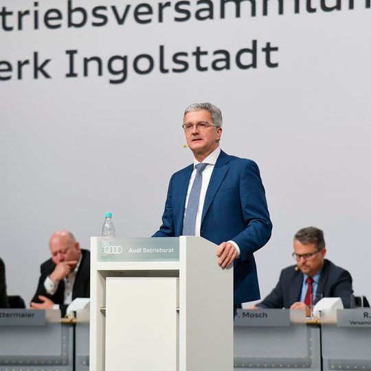 Rupert Stadler, Vorstandsvorsitzender von Audi, hat zusammen mit dem Betriebsrat eine Verlängerung der Betriebssicherheit für Audi-Mitarbeiter bis 2025 ausgesprochen. Rupert Stadler, Vorstandsvorsitzender von Audi, hat zusammen mit dem Betriebsrat eine Verlängerung der Betriebssicherheit für Audi-Mitarbeiter bis 2025 ausgesprochen.
