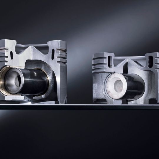 Stahlkolben mit geringerer Bauhöhe als Aluminiumkolben. Stahlkolben mit geringerer Bauhöhe als Aluminiumkolben.