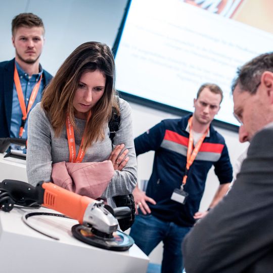 Bereits im Frühjahr 2017 startete Fein die Zusammenarbeit mit zwei Hochschulen: der Hochschule für Gestaltung Schwäbisch Gmünd und der Hochschule Magdeburg-Stendal. Gemeinsam mit Entwicklern und Produktmanagern von FEIN entwarfen Studierende der Fachrichtungen Produkt- und Industrial Design Elektrowerkzeuge der Zukunft. Bereits im Frühjahr 2017 startete Fein die Zusammenarbeit mit zwei Hochschulen: der Hochschule für Gestaltung Schwäbisch Gmünd und der Hochschule Magdeburg-Stendal. Gemeinsam mit Entwicklern und Produktmanagern von FEIN entwarfen Studierende der Fachrichtungen Produkt- und Industrial Design Elektrowerkzeuge der Zukunft.