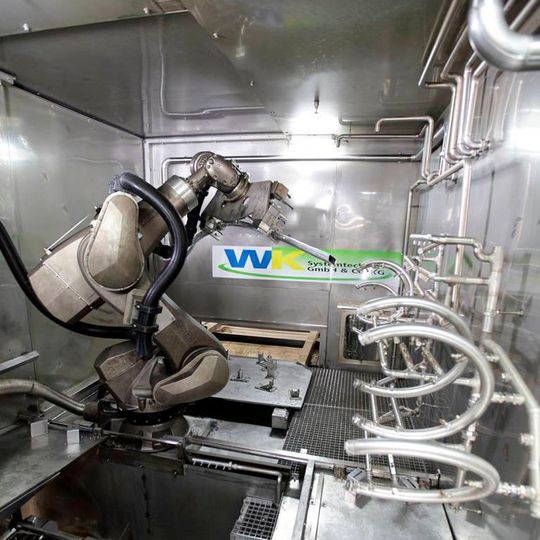 Flexibility is the trump card: a KUKA washing robot in an automated production system. Flexibility is the trump card: a KUKA washing robot in an automated production system.