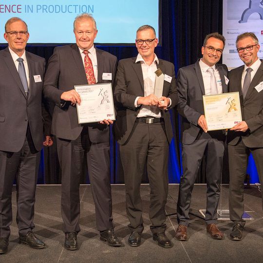 Stolze und glückliche Gewinner. Detlev Schopphoff, Klaus Hilmer, Jörg Weber, Uwe Hemmerling und Dr. Andreas Noll (v. l.) Stolze und glückliche Gewinner. Detlev Schopphoff, Klaus Hilmer, Jörg Weber, Uwe Hemmerling und Dr. Andreas Noll (v. l.)
