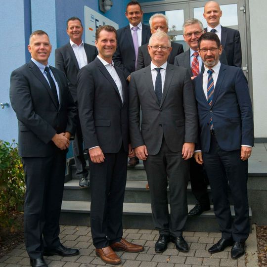 Startklar für das JV (vorne, v.l.): Greg Keizer, Jeff Skiklai (beide Bellwyck), Dr. Daniel Keesman, Dr. Michael Faller, (2. Reihe, v.l.) Mathias Felber, Michael Nemeth, Jürgen Hendricks, Jörg Frischkorn und Roland Wiesler (alle Faller). Startklar für das JV (vorne, v.l.): Greg Keizer, Jeff Skiklai (beide Bellwyck), Dr. Daniel Keesman, Dr. Michael Faller, (2. Reihe, v.l.) Mathias Felber, Michael Nemeth, Jürgen Hendricks, Jörg Frischkorn und Roland Wiesler (alle Faller).