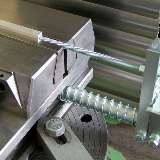 Anschlagen filigraner Werkstücke, selbst zwischen den Spannbacken. Anschlagen filigraner Werkstücke, selbst zwischen den Spannbacken.