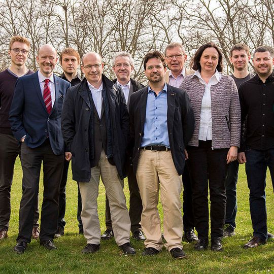 Magdeburger Projektgruppe des Sonderforschungsbereichs / Transregio 63 mit Prof. Kai Sundmacher (4.v.l.) Magdeburger Projektgruppe des Sonderforschungsbereichs / Transregio 63 mit Prof. Kai Sundmacher (4.v.l.)