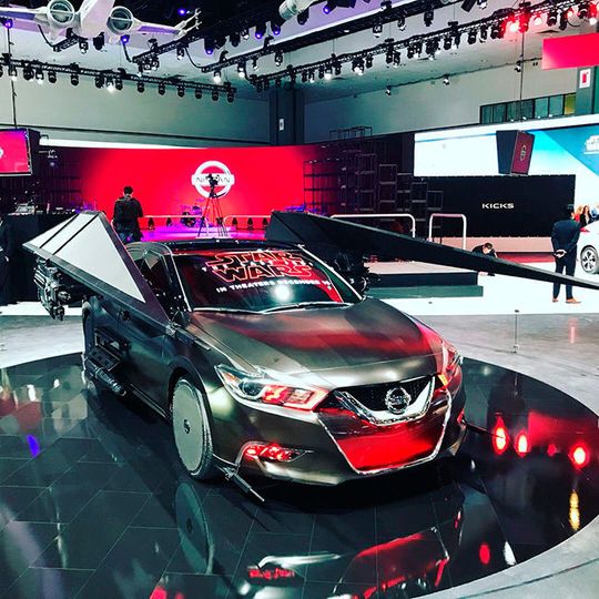 Der Nissan-Stand auf der LA Auto-Show stand ganz im Zeichen von Star Wars. Der Nissan-Stand auf der LA Auto-Show stand ganz im Zeichen von Star Wars.
