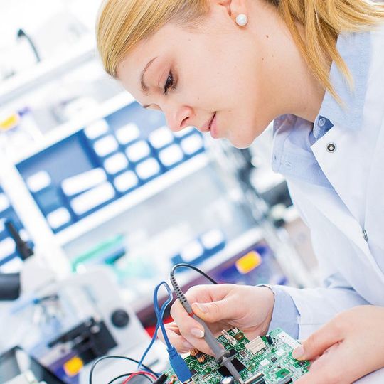 Das Studium der Elektrotechnik gewinnt an Beliebtheit, Maschinenbau und Informatik werden für Abiturienten weniger attraktiv. Das Studium der Elektrotechnik gewinnt an Beliebtheit, Maschinenbau und Informatik werden für Abiturienten weniger attraktiv.