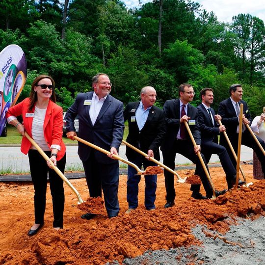 Führende Mitarbeiter von Blickle Deutschland und den USA sowie offizielle Vertreter von Stadt, Landkreis und Bundesstaat feierten den Spatenstich der neuen Blickle-Zentrale in Newnan, Georgia. Führende Mitarbeiter von Blickle Deutschland und den USA sowie offizielle Vertreter von Stadt, Landkreis und Bundesstaat feierten den Spatenstich der neuen Blickle-Zentrale in Newnan, Georgia.