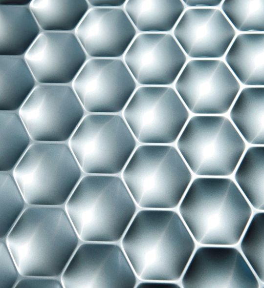 Wabenbleche lassen sich per Rollennahtschweißen verbinden, weil hiermit hohe Prozessgeschwindigkeiten möglich sind und ohne Schweißzusatzwerkstoffe gearbeitet wird. Wabenbleche lassen sich per Rollennahtschweißen verbinden, weil hiermit hohe Prozessgeschwindigkeiten möglich sind und ohne Schweißzusatzwerkstoffe gearbeitet wird.