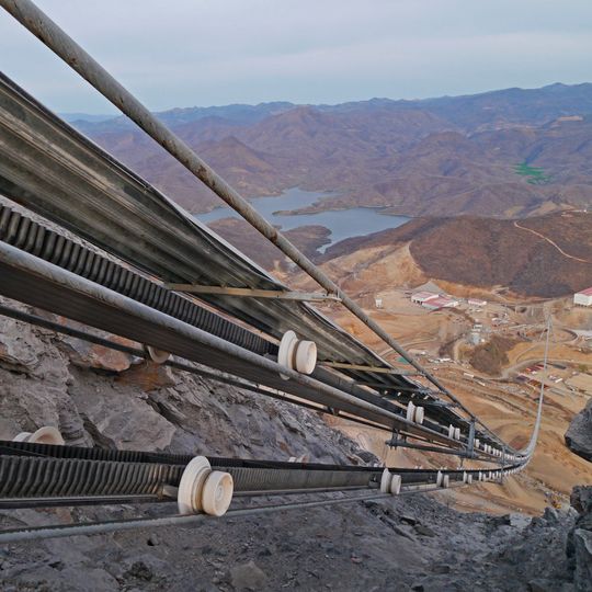 Das Beispiel hier zeigt eine Rope Con-Anlage in Mexiko, die Golderz über einen Höhenunterschied von 383 m ins Tal befördert. Das Beispiel hier zeigt eine Rope Con-Anlage in Mexiko, die Golderz über einen Höhenunterschied von 383 m ins Tal befördert.