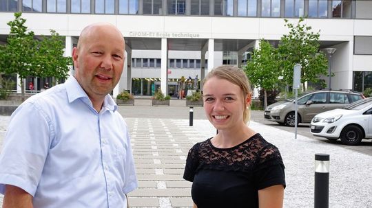 Vincent Forster directeur adjoint de l’école technique du CIFOM et Loraine Gfeller devant les locaux ou elle a suivi toutes ses formations professionnelles. Vincent Forster directeur adjoint de l’école technique du CIFOM et Loraine Gfeller devant les locaux ou elle a suivi toutes ses formations professionnelles.