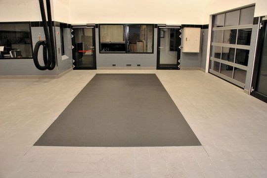 Glatt und eben wie ein frisch ausgeklopfter Teppich: Die im Estrichverfahren von NSI-PHG als Prüfplatz für Scheinwerfer und Fahrerassistenzsysteme erstellte Fläche übertrifft in Sachen Genauigkeit selbst die strenge ISO-Norm 10604. Zudem ist sie bereits nach wenigen Stunden befahrbar. Glatt und eben wie ein frisch ausgeklopfter Teppich: Die im Estrichverfahren von NSI-PHG als Prüfplatz für Scheinwerfer und Fahrerassistenzsysteme erstellte Fläche übertrifft in Sachen Genauigkeit selbst die strenge ISO-Norm 10604. Zudem ist sie bereits nach wenigen Stunden befahrbar.