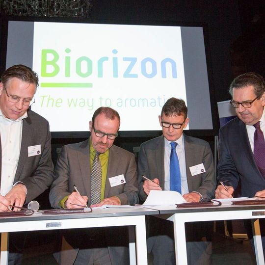 Signature of the agreement by: Peter Wolfs — Director Sustainable Chemical Industry TNO, Bruno Reyntjens — Commercial Director VITO, Jaap Kiel — Program development manager biomass ECN & Bert Pauli — Vice governor Province of North Brabant Signature of the agreement by: Peter Wolfs — Director Sustainable Chemical Industry TNO, Bruno Reyntjens — Commercial Director VITO, Jaap Kiel — Program development manager biomass ECN & Bert Pauli — Vice governor Province of North Brabant