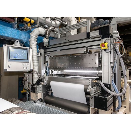 Der neue Curtain Coater der BASF-Pilotanlage für Papierbeschichtungen in Ludwigshafen mit einer „DF Coat“-Düse kann ab sofort für Versuche zum Auftragen von Streichfarben auf Papier, Karton und Liner genutzt werden. Der neue Curtain Coater der BASF-Pilotanlage für Papierbeschichtungen in Ludwigshafen mit einer „DF Coat“-Düse kann ab sofort für Versuche zum Auftragen von Streichfarben auf Papier, Karton und Liner genutzt werden.